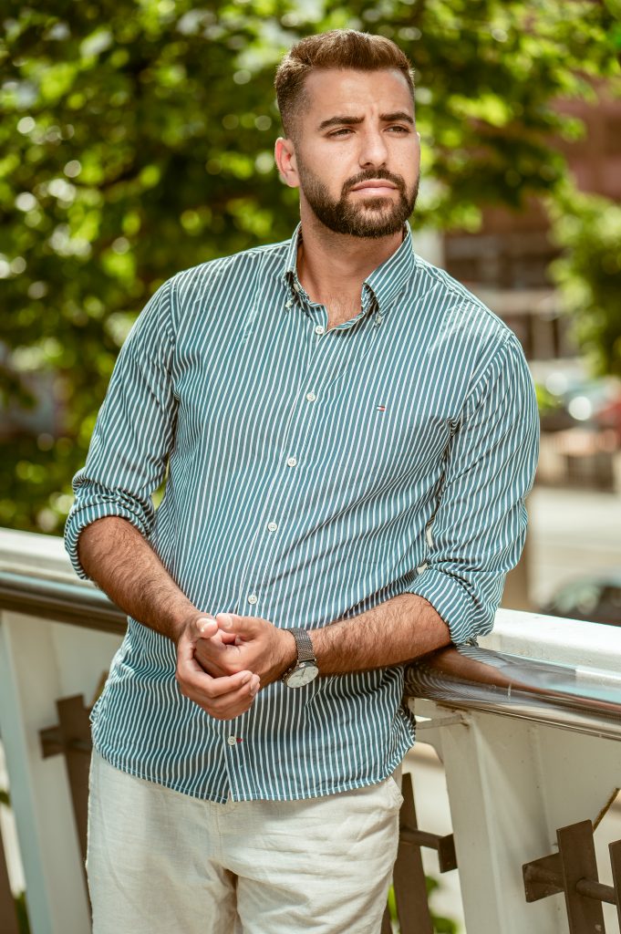 Mann, in die Ferne blickend. - Portraitfotos und Businessfotos aus Leipzig