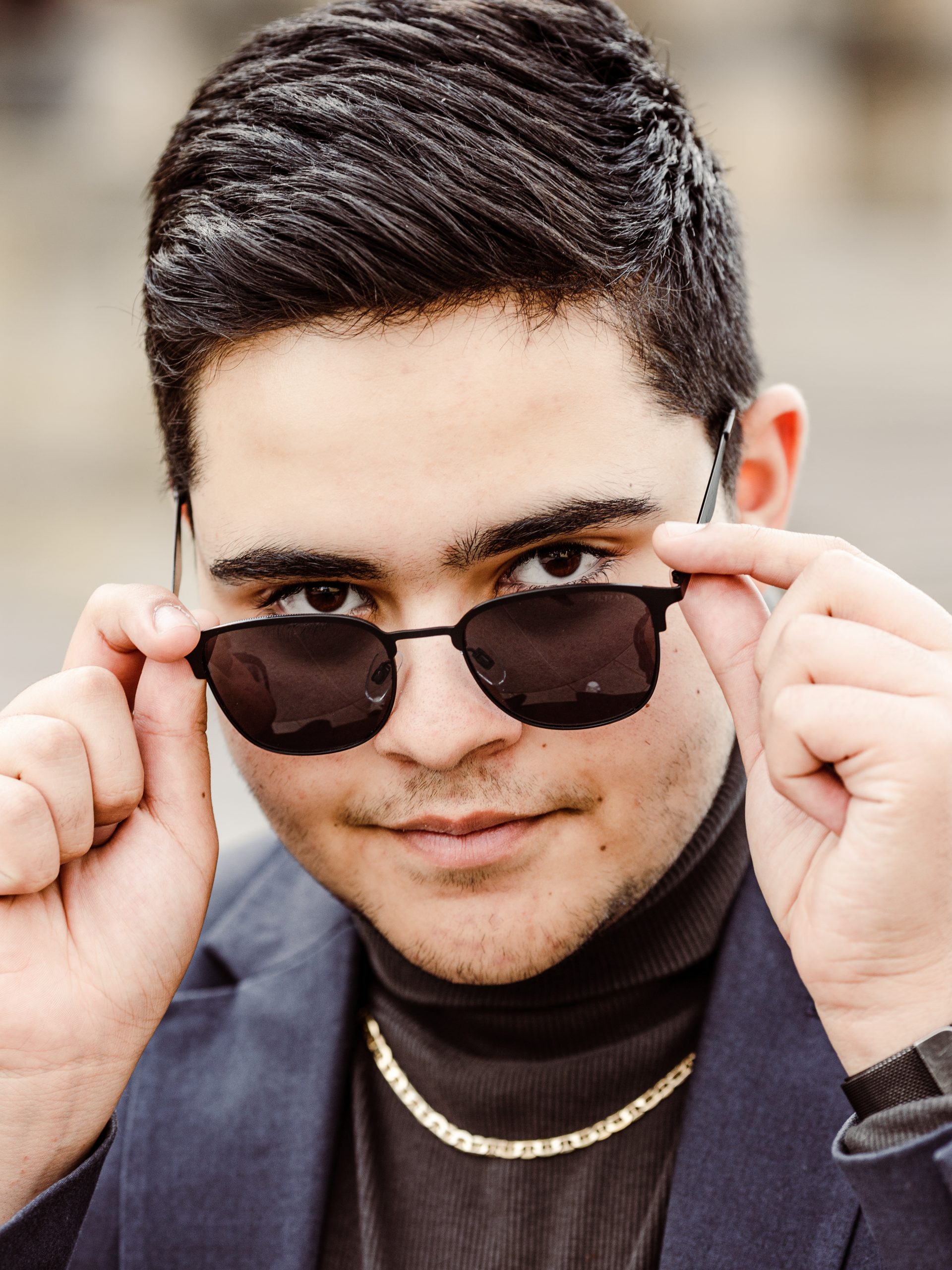 Bewerbungsbilder Leipzig Mann mit Sonnenbrille, schaut in die Kamera