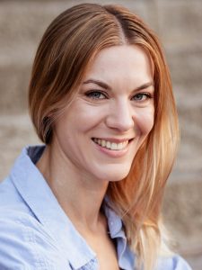 Portraitbilder einer Frau die lächelnd in die Kamera blickt, warme Farben und professioneller Bildlook